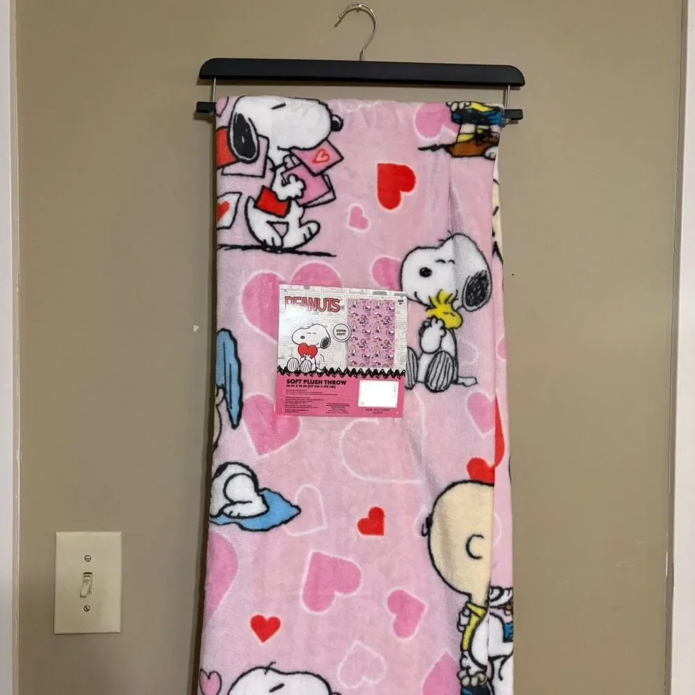 Peanuts Snoopy Charlie Brown Linus Valentines Day Pink Throw Blanket NWT 50x70
